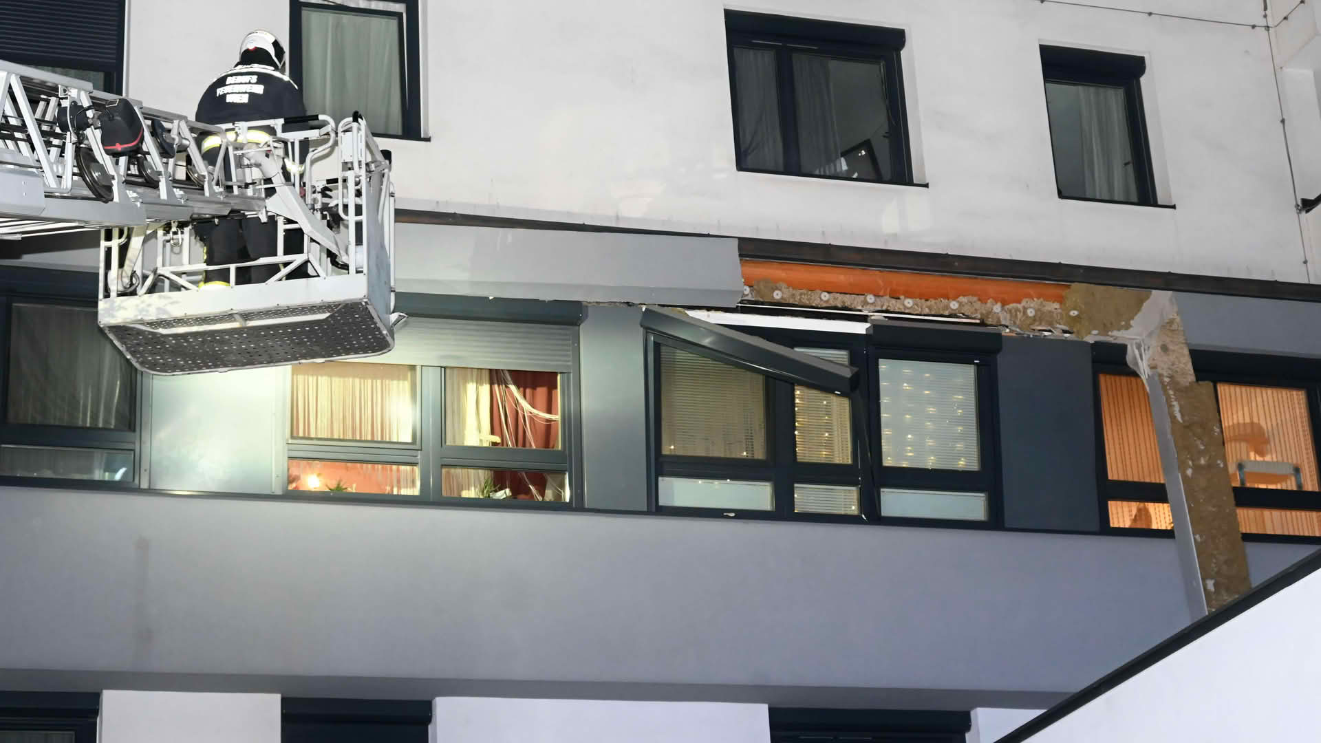 BF Wien: Verpuffung führt zu Wohnungsbrand