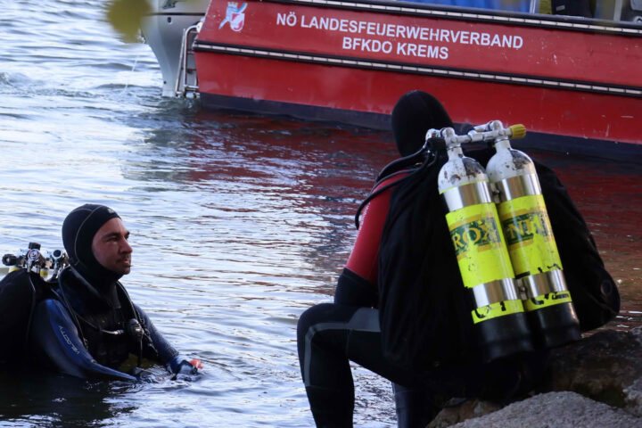 FF Krems: Auto in Donau, Lenker konnte nur noch tot geborgen werden