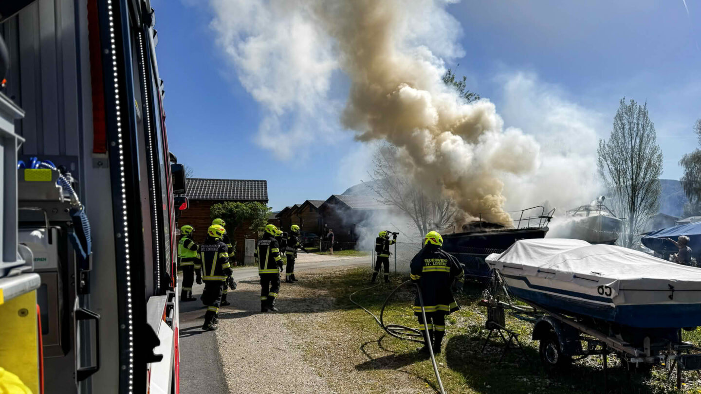 Boot brennt am Ufer des Mondsees aus