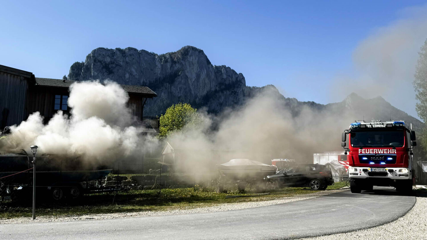 Boot brennt am Ufer des Mondsees aus