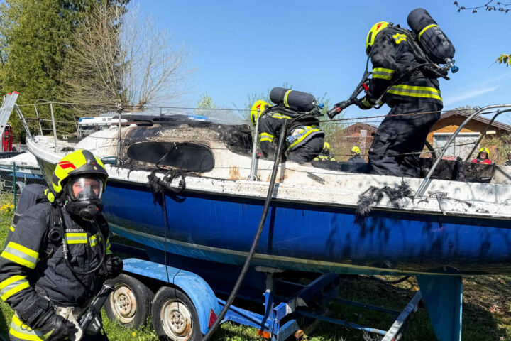 AFK Mondsee: Boot brennt am Ufer des Mondsees aus