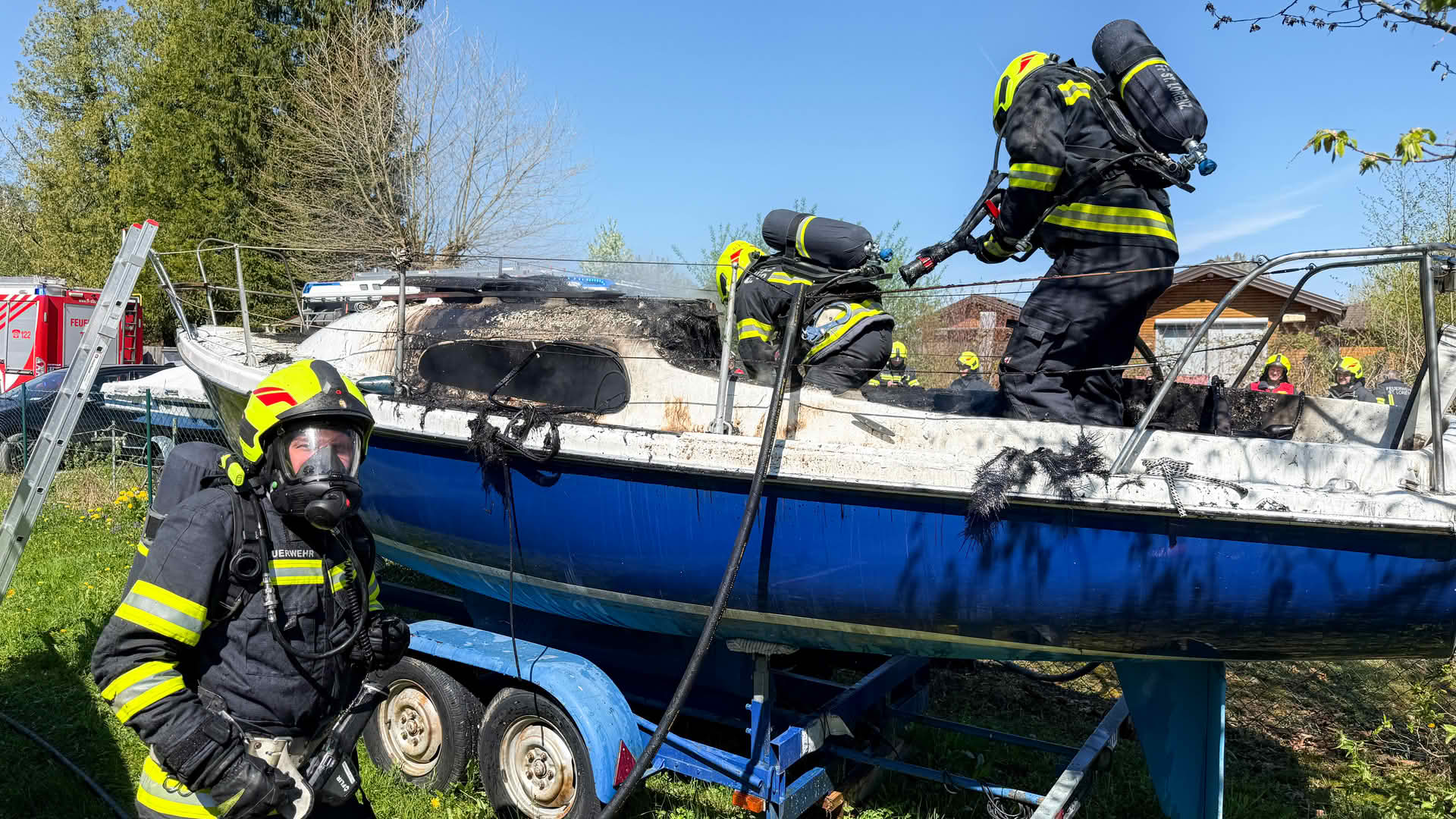 AFK Mondsee: Boot brennt am Ufer des Mondsees aus