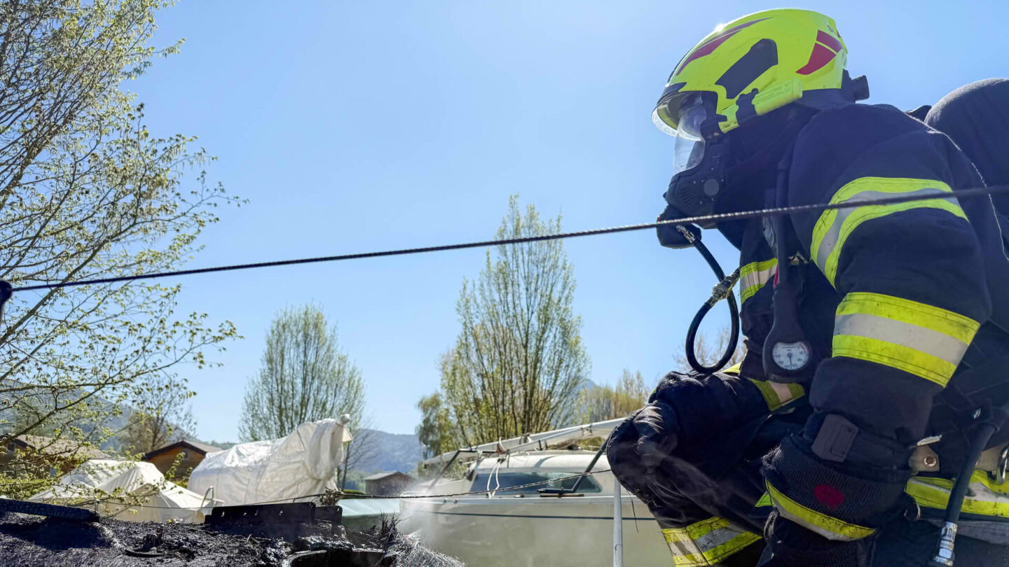 Boot brennt am Ufer des Mondsees aus