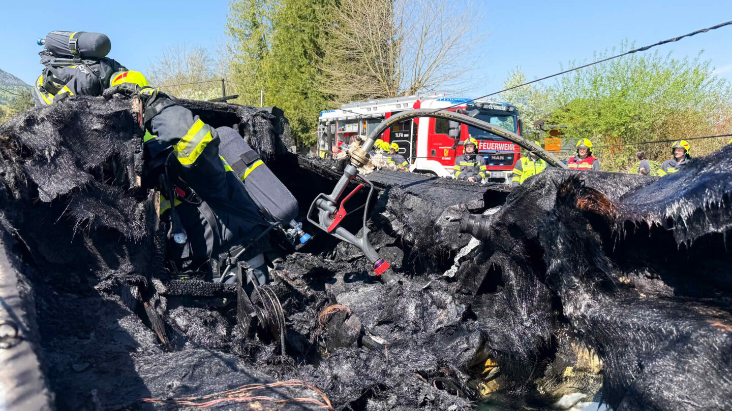 Boot brennt am Ufer des Mondsees aus
