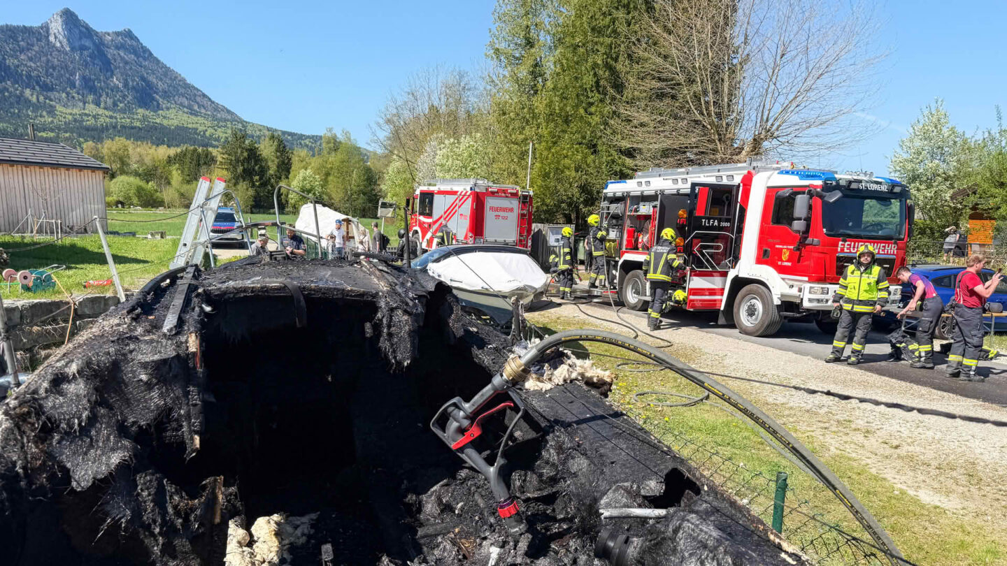 Boot brennt am Ufer des Mondsees aus