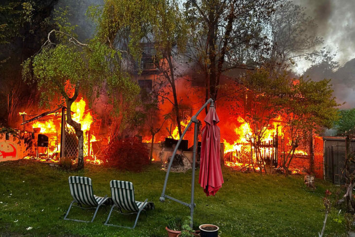 FF Klosterneuburg: Wohnhaus in Vollbrand