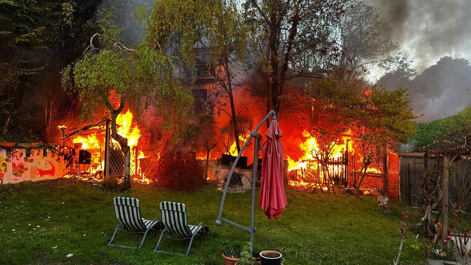 FF Klosterneuburg: Wohnhaus in Vollbrand