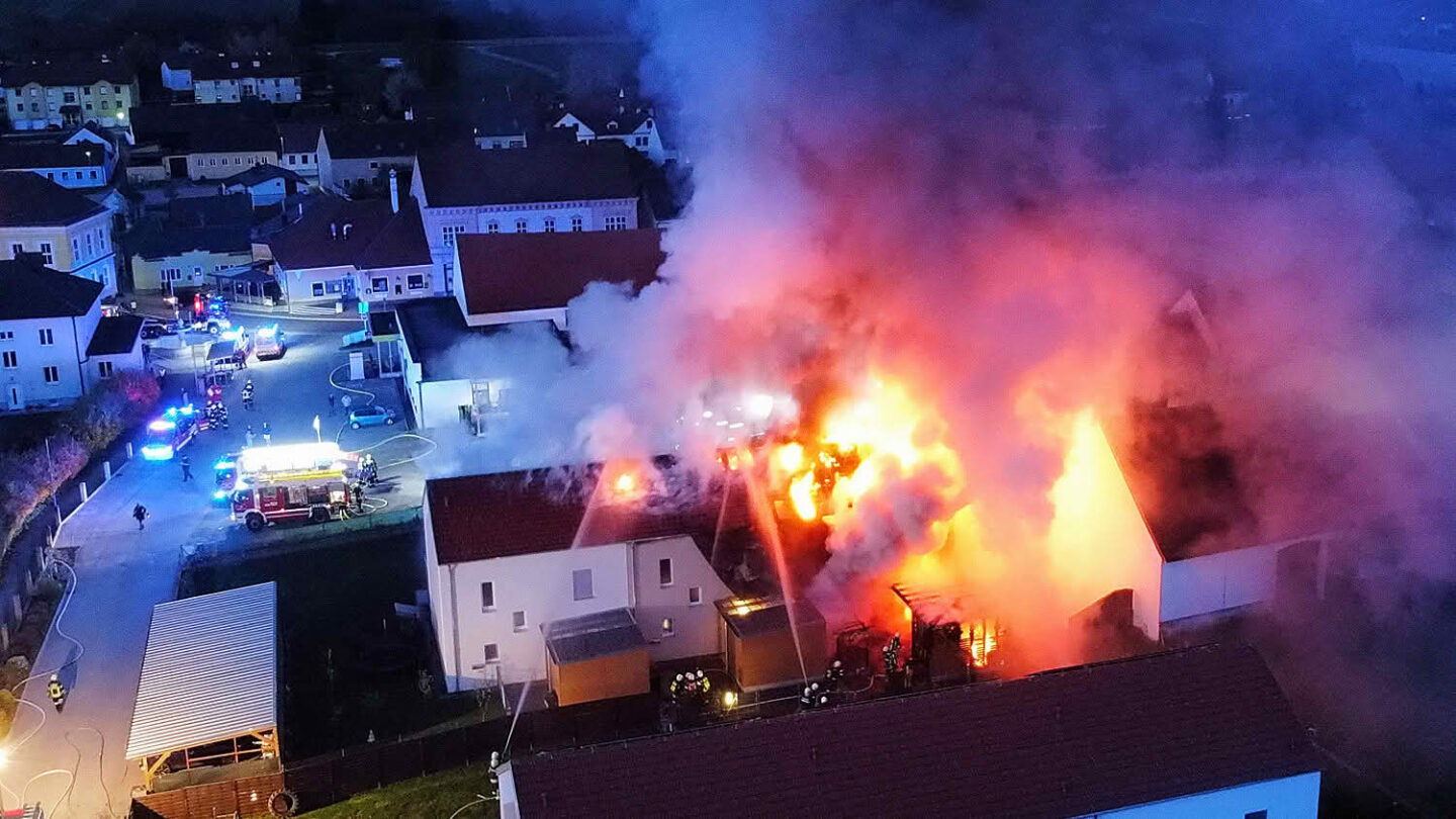 Großbrand im Ortszentrum von Thaya