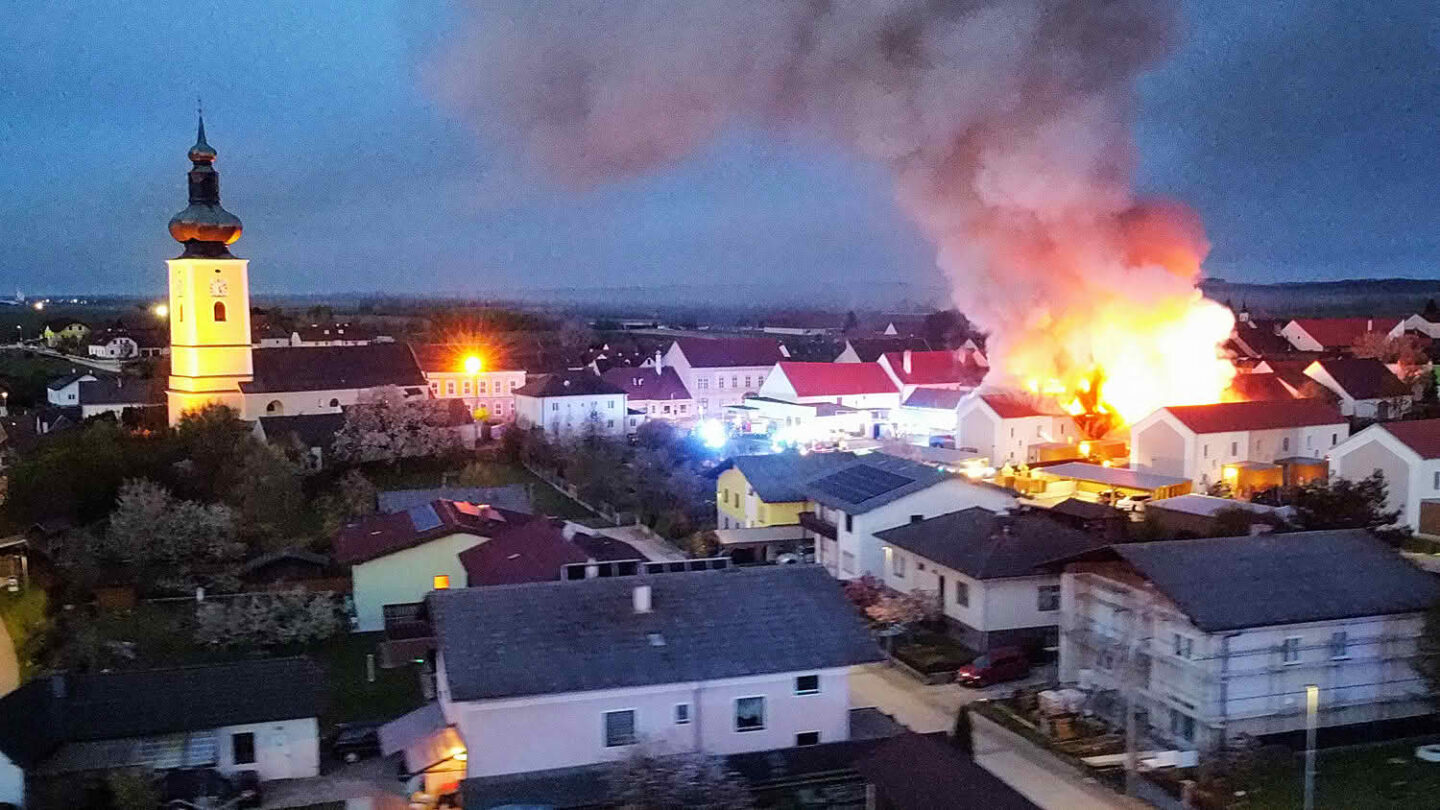 Großbrand im Ortszentrum von Thaya