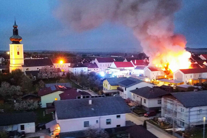 BFK Waidhofen/Thaya: Großbrand im Ortszentrum von Thaya