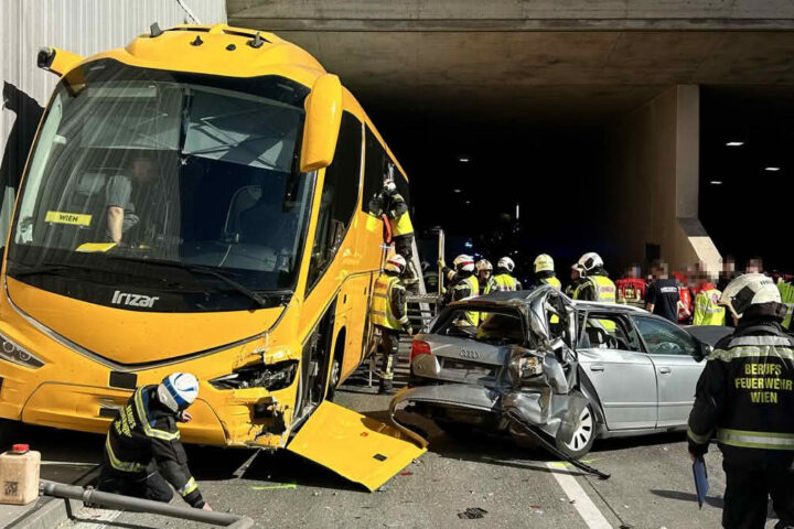 BF Wien: Verkehrsunfall mit Reisebus bei Eurogate Tunnelausfahrt