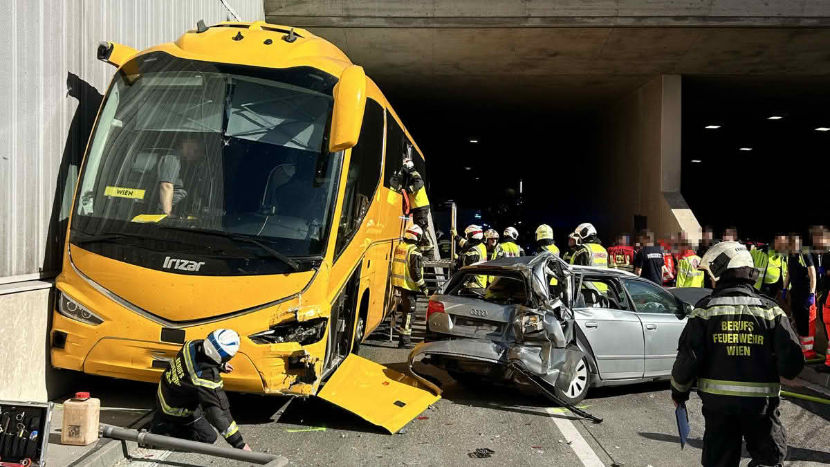 BF Wien: Verkehrsunfall mit Reisebus bei Eurogate Tunnelausfahrt