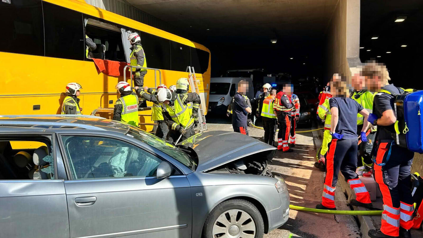 Verkehrsunfall mit Reisebus