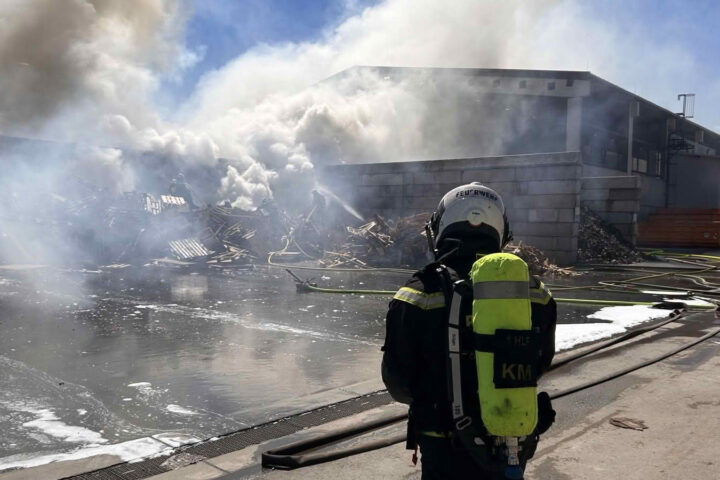 BF Wien: Sperrmüll in Brand