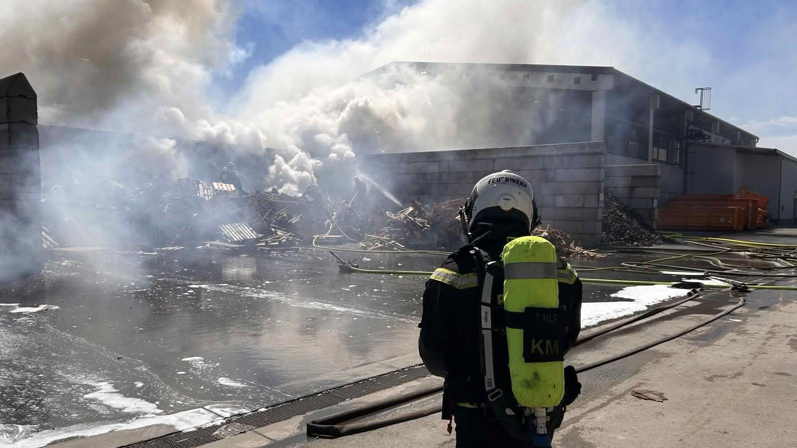 BF Wien: Sperrmüll in Brand