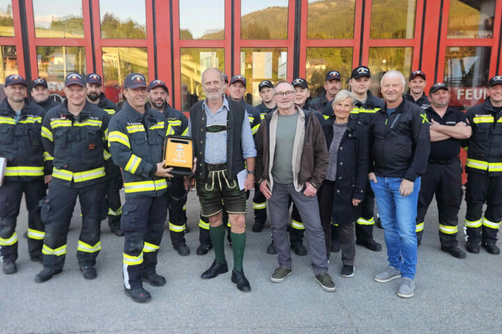 FF Bad Ischl: Defibrillator als großzügige Spende