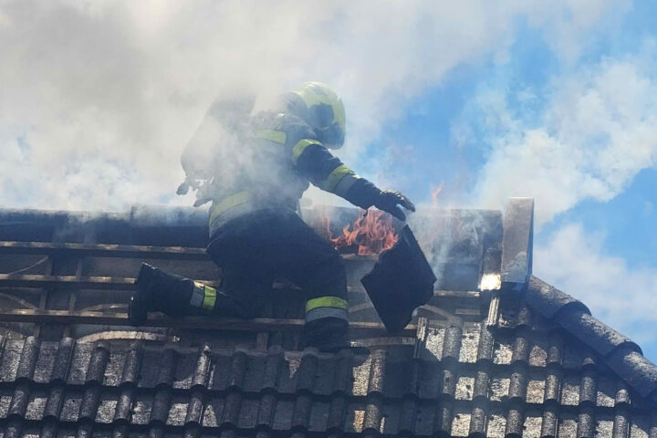HFW Villach: Dachstuhlbrand in Villach-Drobollach 6 Feuerwehren im Einsatz