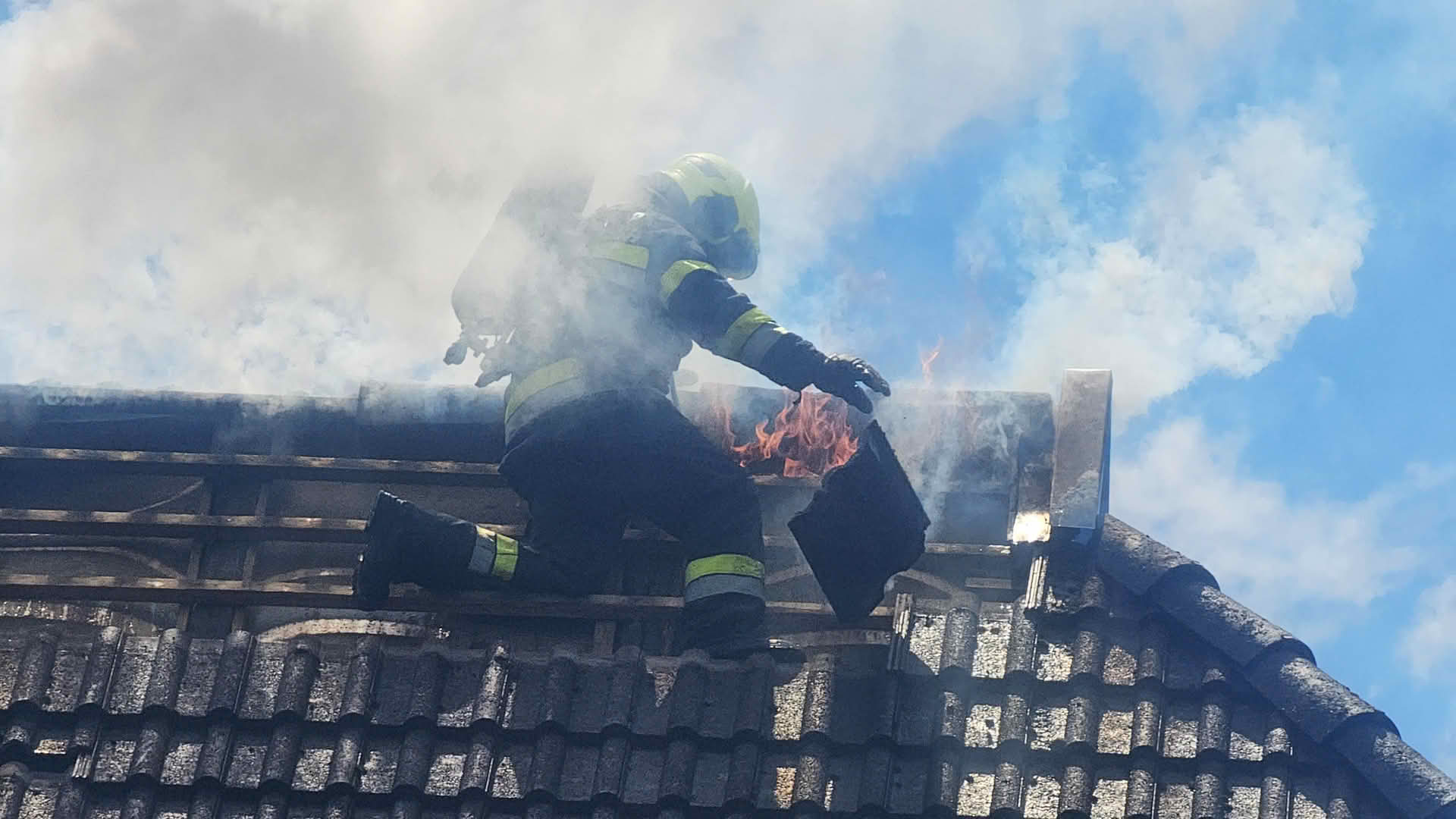 HFW Villach: Dachstuhlbrand in Villach-Drobollach 6 Feuerwehren im Einsatz