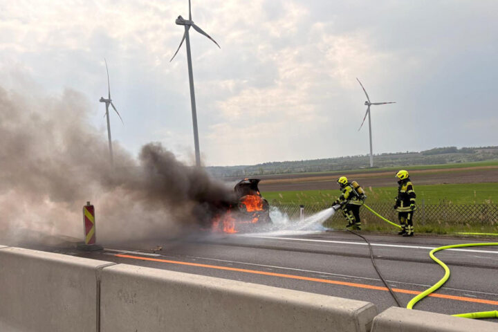 FF Parndorf: Zwei Fahrzeugbrände mit sechs PKW
