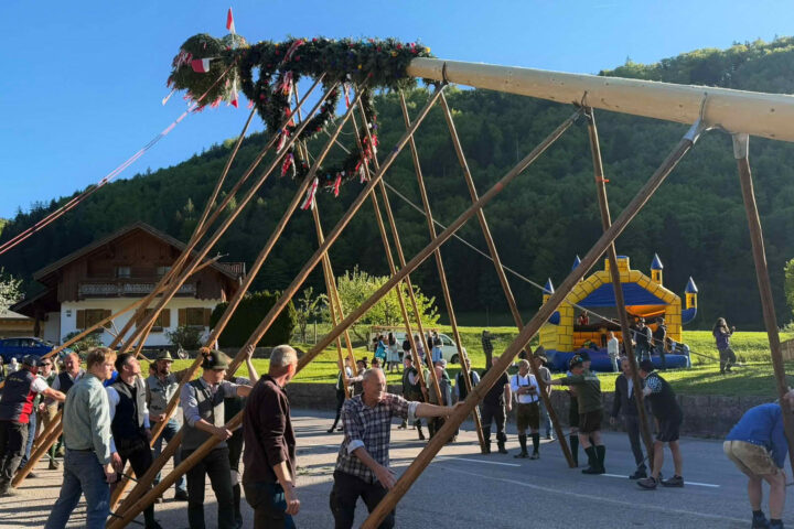 FW Perneck: Pernecker widmen Maibaum drei Jubilaren