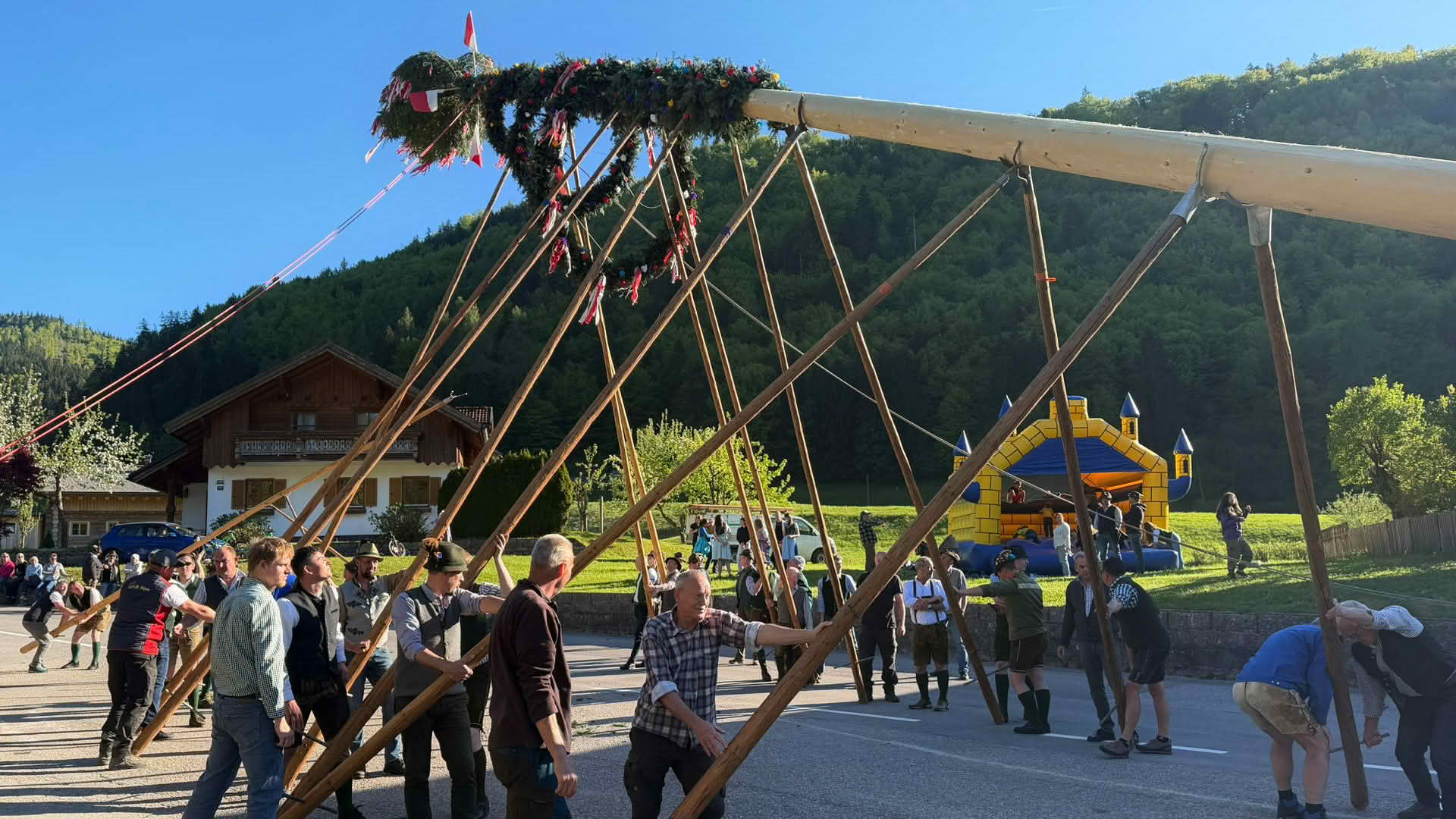FW Perneck: Pernecker widmen Maibaum drei Jubilaren