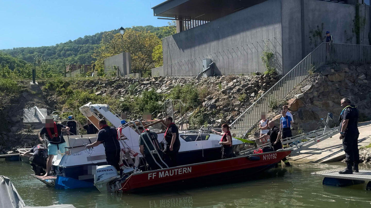Motorboot vor dem Sinken gerettet