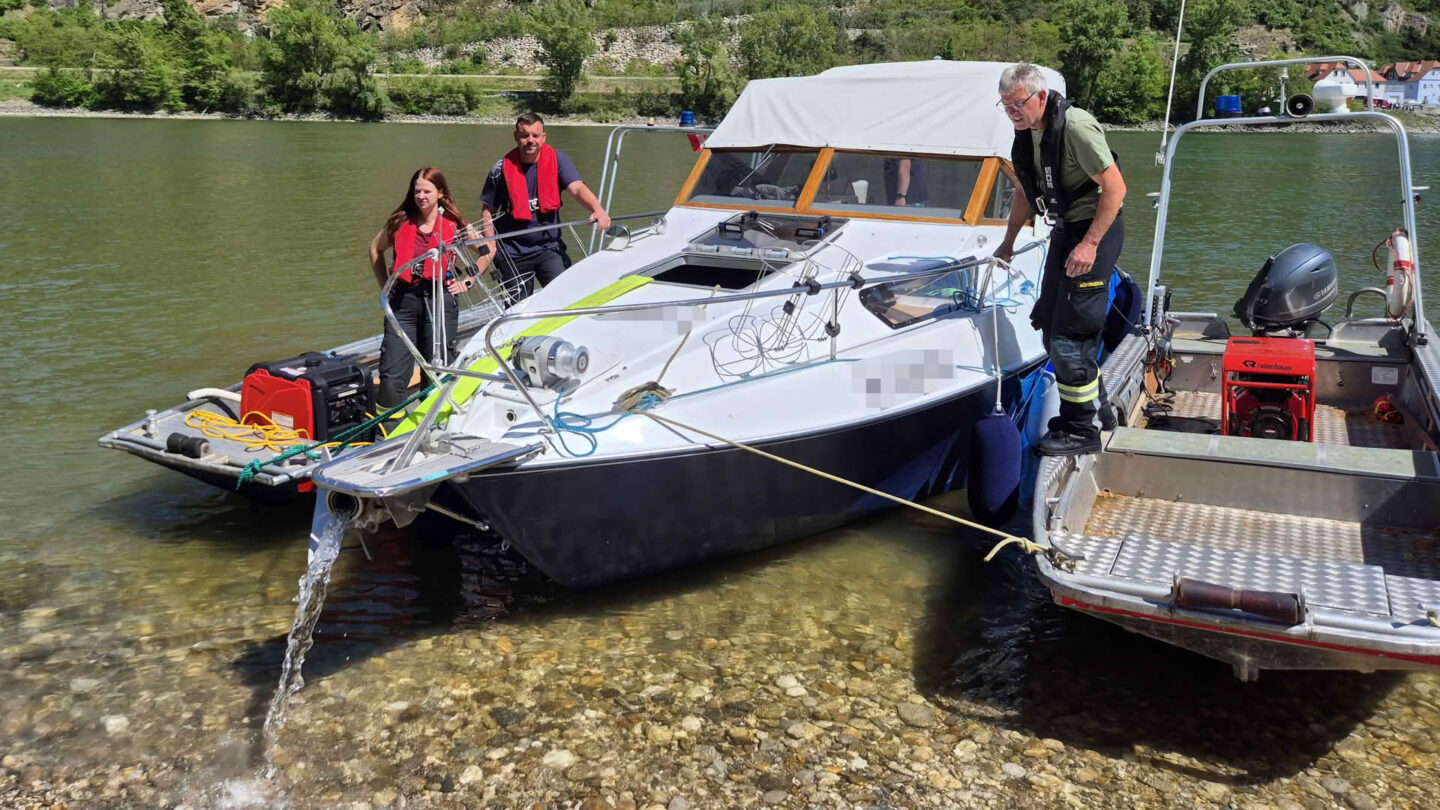 Motorboot vor dem Sinken gerettet