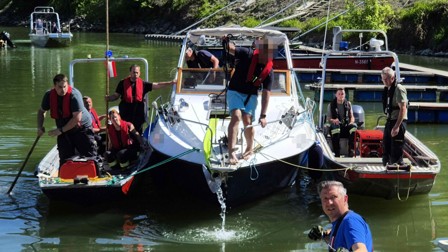 Motorboot vor dem Sinken gerettet