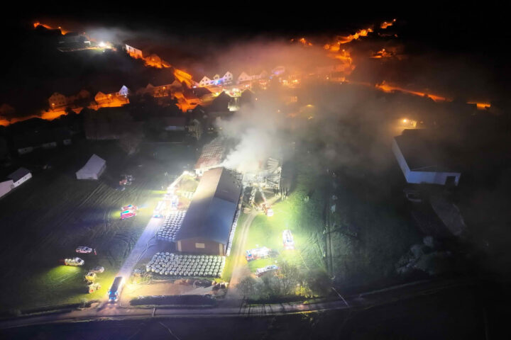 BFKDO Gmünd: Großbrand auf landwirtschaftlichem Anwesen in Hollenstein