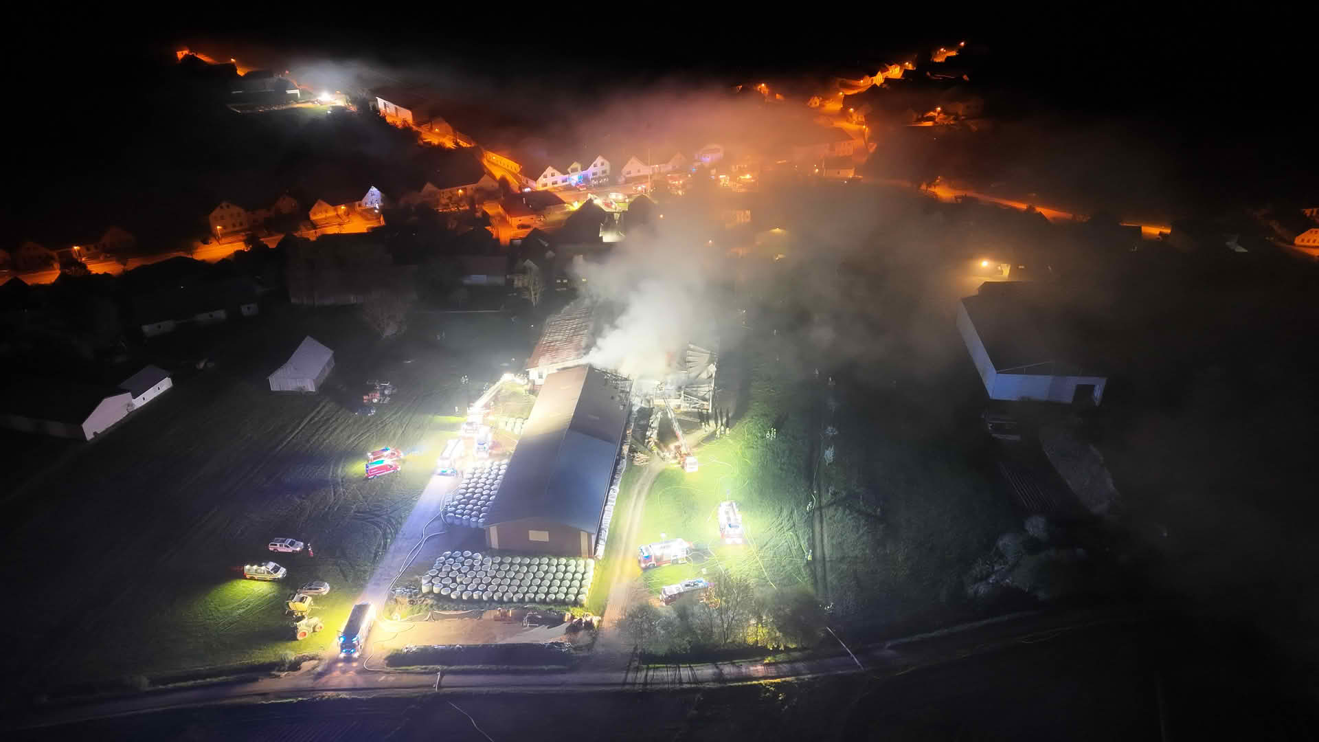 BFKDO Gmünd: Großbrand auf landwirtschaftlichem Anwesen in Hollenstein