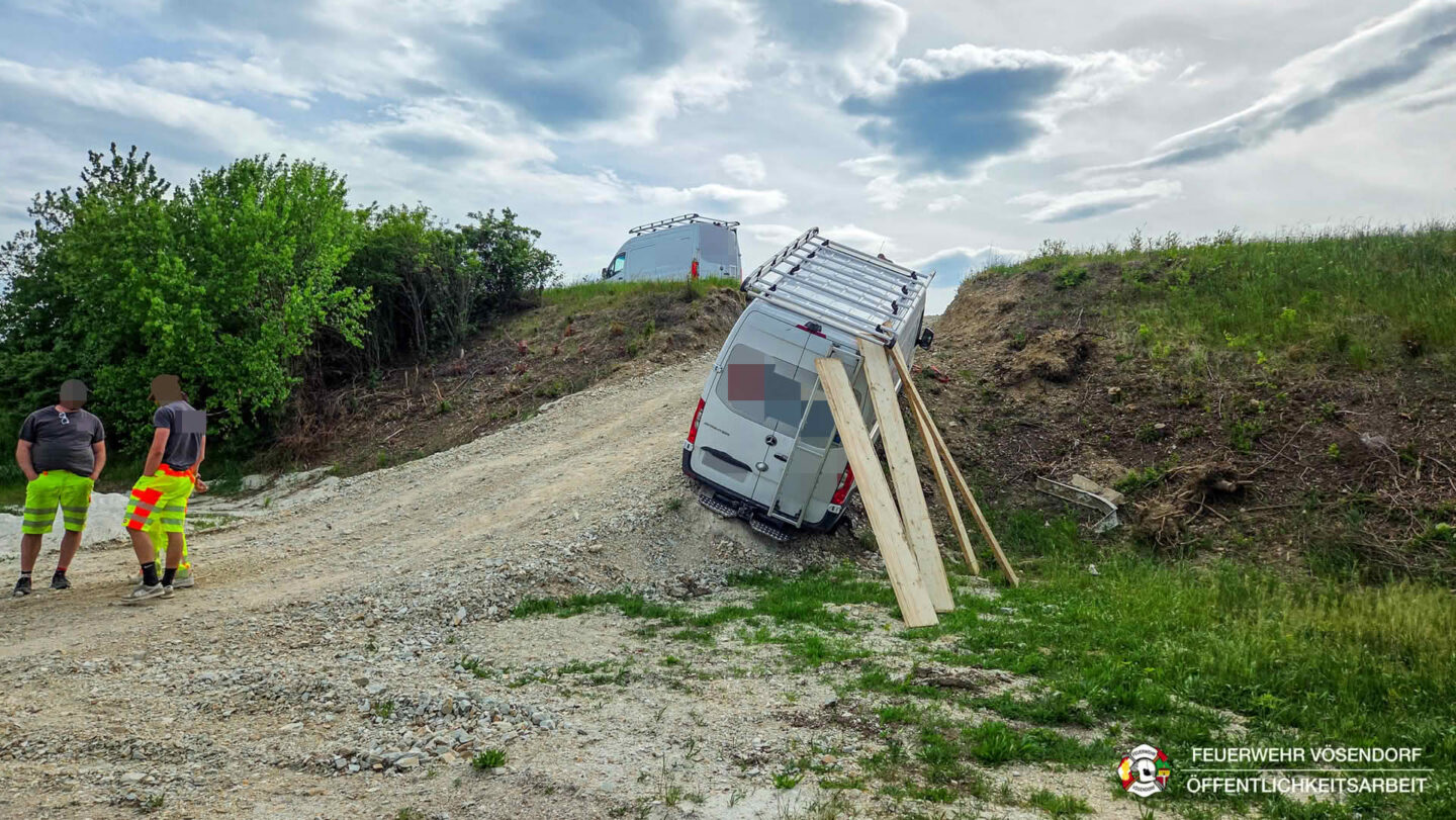 Transporter droht abzustürzen