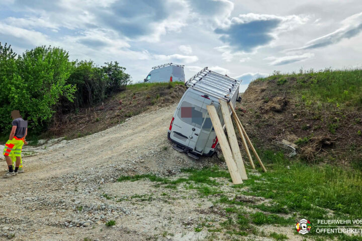 FF Vösendorf: Transporter droht abzustürzen