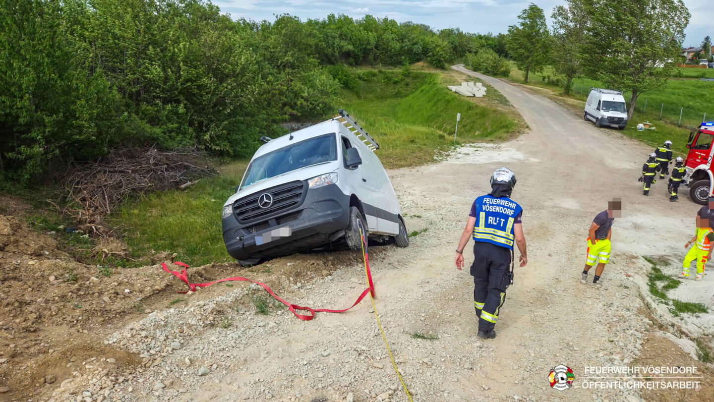 Transporter droht abzustürzen