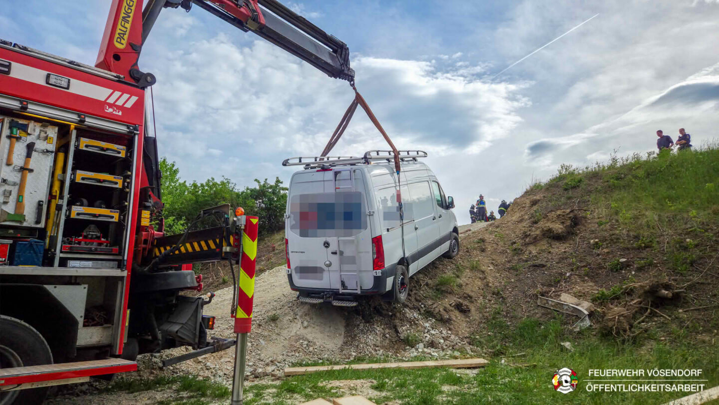 Transporter droht abzustürzen