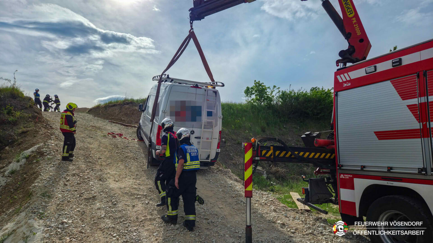 Transporter droht abzustürzen