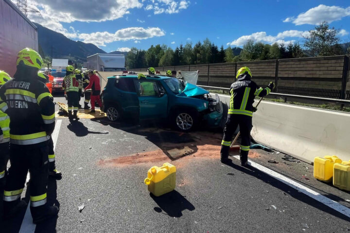 BFV Leoben: T10 – Verkehrsunfall mit eingeklemmter Person A9 Fahrtrichtung Graz bei Mautern