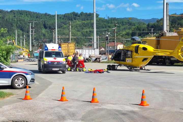 FF Kapfenberg-Diemlach: 2 Personen in Grabenschacht verschüttet