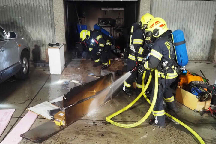 FF Biedermannsdorf: Jugendfeuerwehrmann entdeckt Garagenbrand