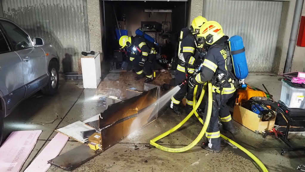 FF Biedermannsdorf: Jugendfeuerwehrmann entdeckt Garagenbrand