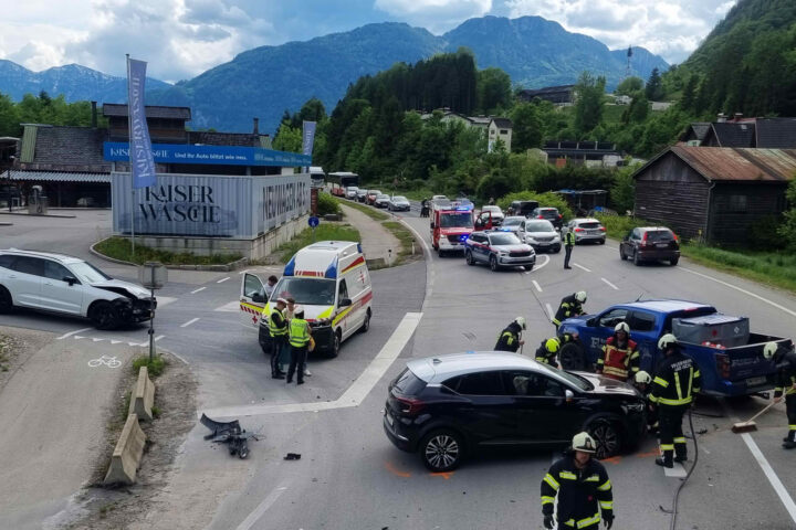 FF Bad Ischl: B145 Roith / Bad Ischl – VU mit drei PKW