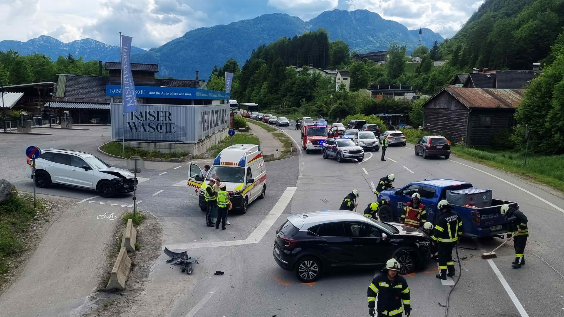FF Bad Ischl: B145 Roith / Bad Ischl – VU mit drei PKW