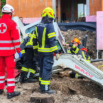 FF Bad Goisern: Person unter Bagger eingeklemmt