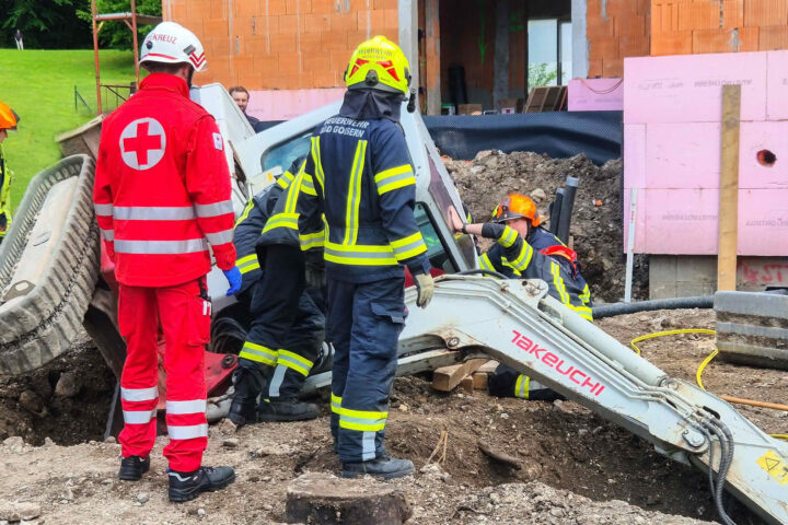 FF Bad Goisern: Person unter Bagger eingeklemmt