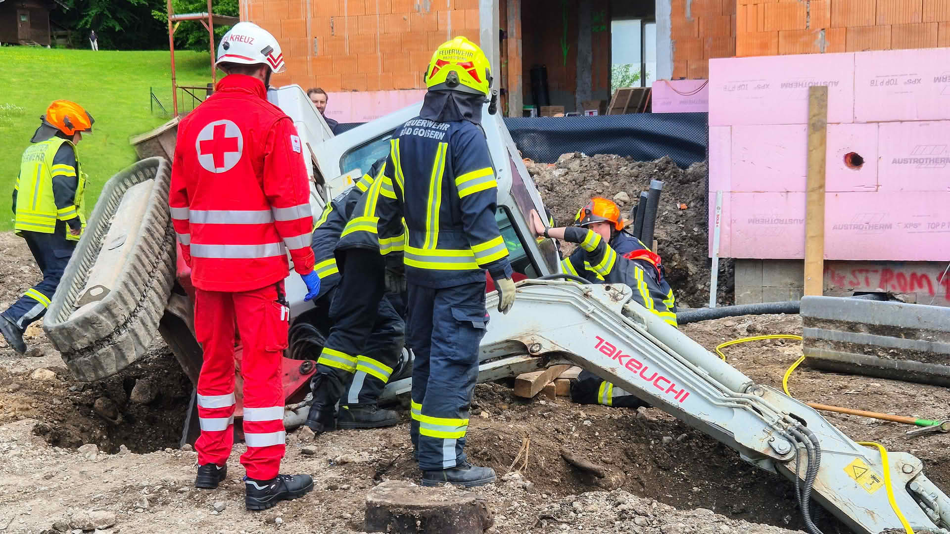 FF Bad Goisern: Person unter Bagger eingeklemmt