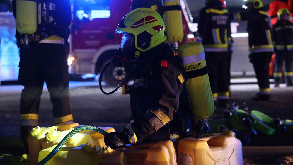 NĂ€chtlicher Brandeinsatz in Entsorgungsunternehmen