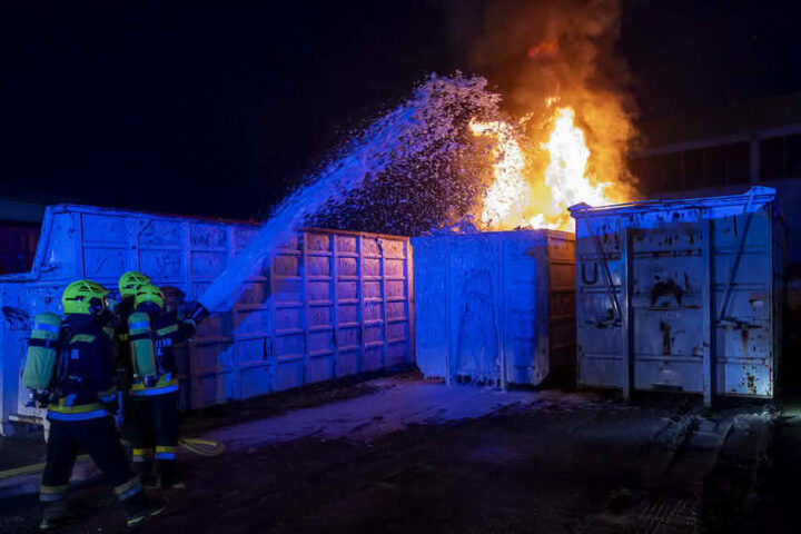 FF Krems: NĂ€chtlicher Brandeinsatz in Entsorgungsunternehmen