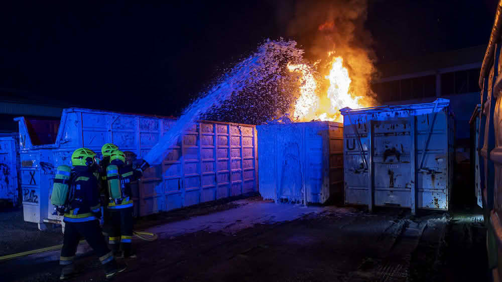 NĂ€chtlicher Brandeinsatz in Entsorgungsunternehmen