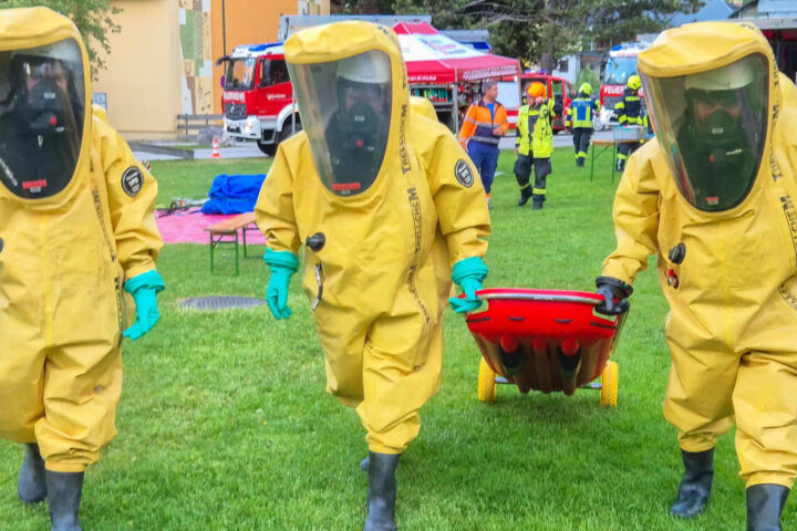 FF Bad Goisern: Chlorgasaustritt im Goiserer Parkbad beübt