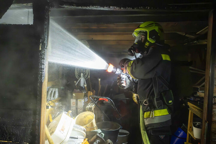 FF Krems: Rasches Eingreifen verhindert Vollbrand einer Gartenhütte