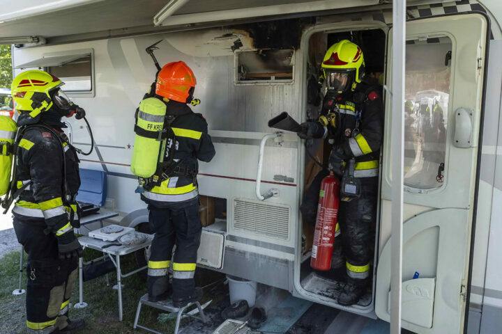 FF Krems: Drei Verletzte bei Wohnmobilbrand am Campingplatz